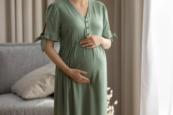 Close up de mulher grávida toque carícia baby bump — Fotografia de Stock