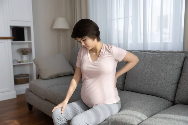 Moe zwangere vrouw lijdt aan lage rugpijn — Stockfoto