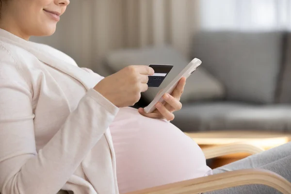 Gros plan de la femme enceinte faisant des achats en ligne sur la cellule — Photo