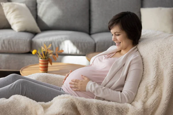 Gelukkig vrouw genieten van gezonde zwangerschap ontspannen thuis — Stockfoto