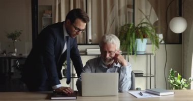 Odaklanmış genç takım lideri eski meslektaşımla online satışları tartışıyor..