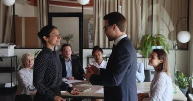 Kendine güvenen erkek CEO Hintli bayan meslektaşına övgüler yağdırıyor..