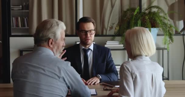 Old family couple consulting with skilled lawyer. — Stock Video