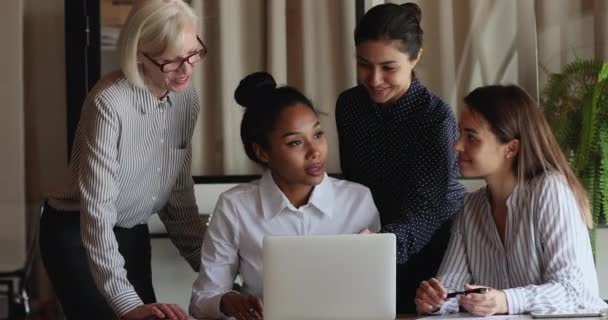 Motivado mayores y jóvenes colegas de raza mixta que trabajan en el proyecto en línea. — Vídeos de Stock