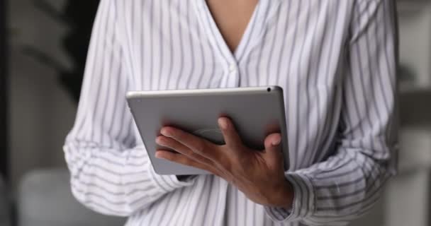 Dijital tablet kullanarak Afrikalı kadın ellerini kapat — Stok video