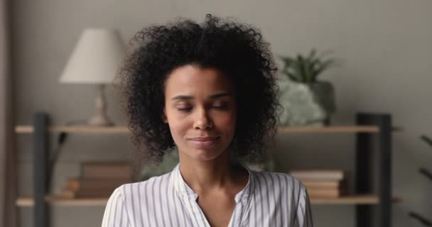 Tête tourné femme d'affaires africaine pose dans le bureau en regardant la caméra — Video