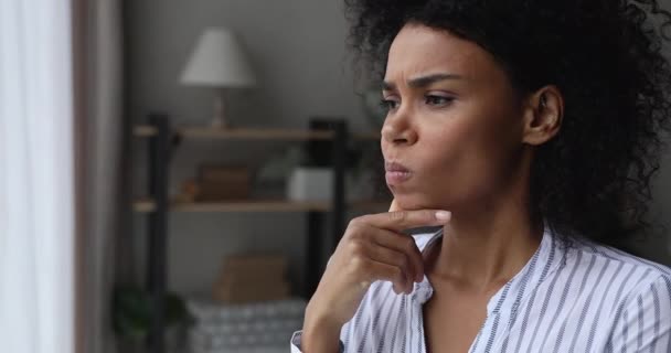 Mujer africana se siente enojado pensamiento frustrado mirando a la distancia — Vídeo de stock