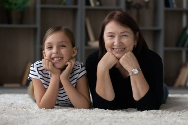 Mutlu yaşlı büyükanne ve torunun rahatlatıcı portresi.