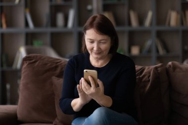 Modern yaşlı kadın modern akıllı telefon aygıtı kullanıyor.