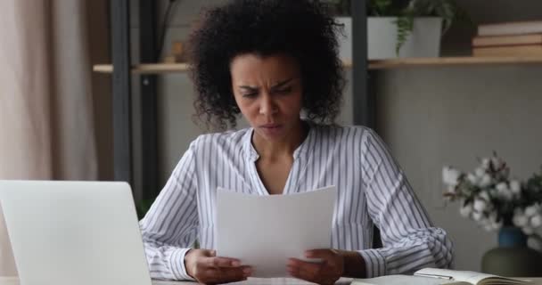 Африканская женщина читает плохие новости в бумажном письме — стоковое видео