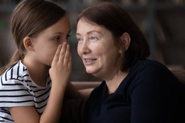 Evde genç torun ve olgun büyükanne dedikoduları var.