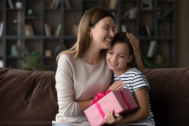 Sevgi dolu genç anne küçük kızını doğum günüyle kutluyor.