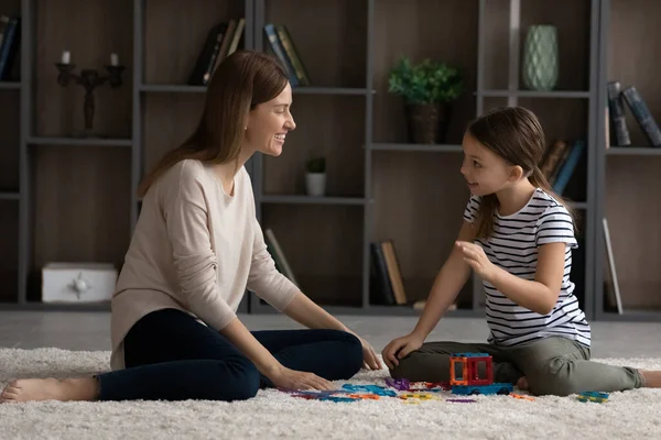 Tonårsflicka barn och ung mamma leker hemma — Stockfoto