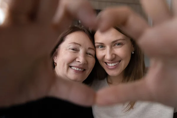 Sonriente madura mamá y adulto hija hacer selfie — Foto de Stock