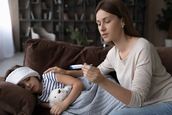 Young mother take care of sick small daughter — Stock Photo, Image