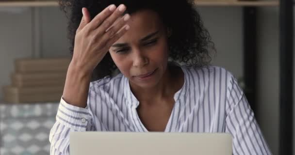Африканская женщина, работающая на ноутбуке, испытывает стресс из-за системного вируса — стоковое видео