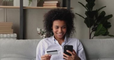 İnternet hizmetleri için kart ve akıllı telefon kullanan bir kadın