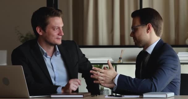 Sebevědomý šťastný dva podnikatelé třesoucí se ruce dělat dohodu. — Stock video