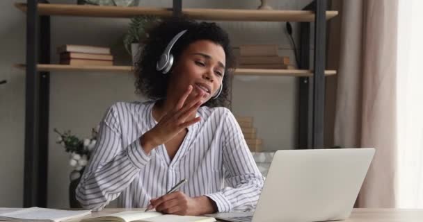 Estudiante africana participa en webinario educativo a través de videocall — Vídeos de Stock