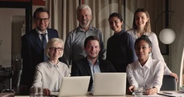 Mutlu farklı nesiller iş adamları ofiste poz veriyor..