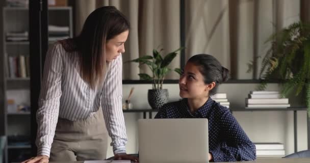 Jovem empresária qualificada ajudando colega indiano. — Vídeo de Stock