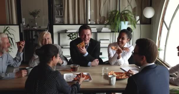 快乐的老同事们，享受休息时间，吃披萨. — 图库视频影像