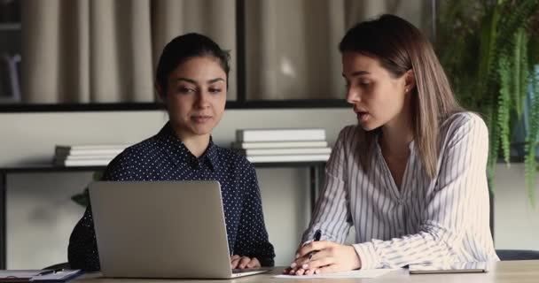 Líder indígena millennial focado ajudando novo com aplicativo de computador. — Vídeo de Stock