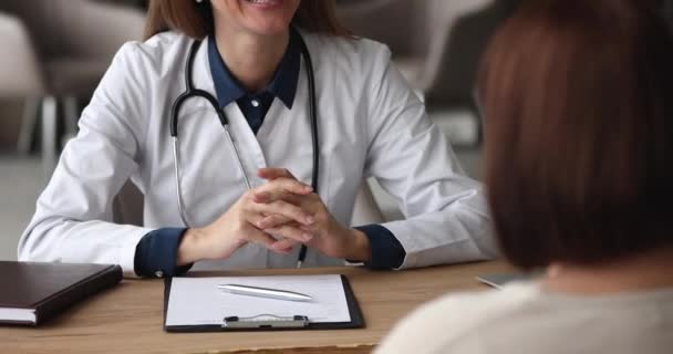 Médico conversando com o paciente durante visita na clínica vista cortada — Vídeo de Stock