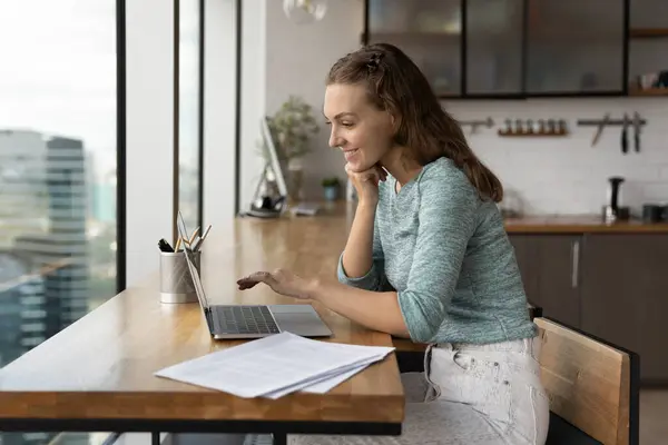 Leende kvinnlig anställd arbete på laptop i ämbetet — Stockfoto