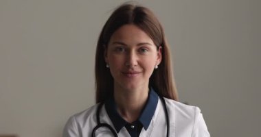 Baş portresi kadın pratisyen doktor gülümsemesi. Kameraya bak.