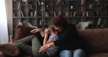 Neşeli bir büyükanne ve tatlı bir torun.