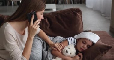 Anne telefonla tıbbi yardım alırken hasta kız yalan söylüyor.