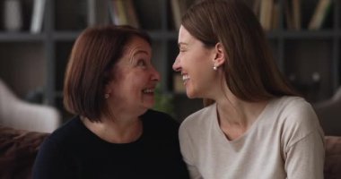 Neşeli kadın, 50 'lerin yaşlı annesiyle keyifli sohbetler eder.