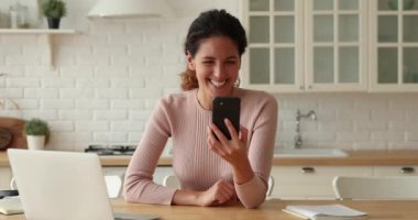 Kadın akıllı telefon tebriklerini video aramasıyla konuşan akrabalarını kullanıyor