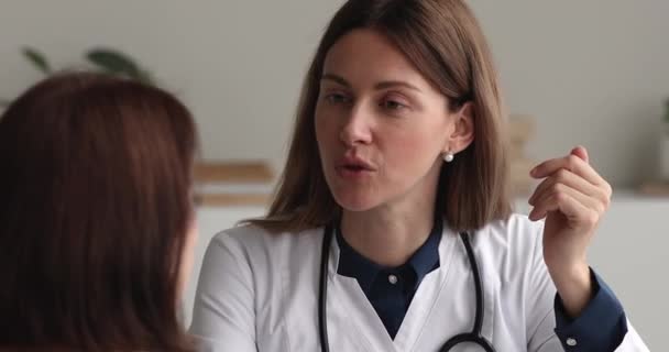 医生为老年妇女病人提供健康建议 — 图库视频影像