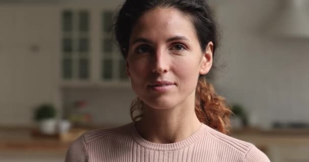 Retrato de mujer joven sonriendo mirando la pose de la cámara interior — Vídeos de Stock