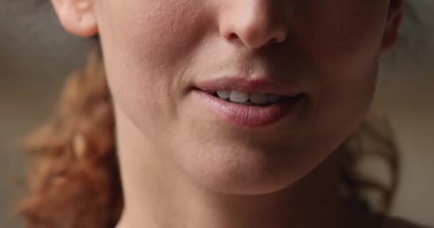 Vista da vicino estrema della parte inferiore del viso della femmina — Video Stock