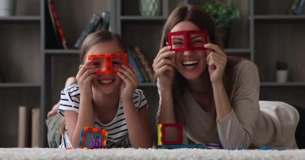 Wesoła mama i córka zabawiają się z konstruktorem magnetycznym — Wideo stockowe
