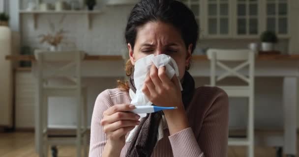 Beteg nő ellenőrizze a hőmérsékletet tüsszentés törlés orrfolyás egészségtelen érzés — Stock videók
