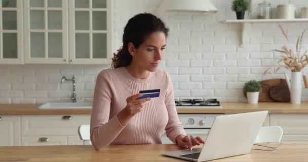 Vrouw gebruik laptop met credit card kopen op internet — Stockvideo
