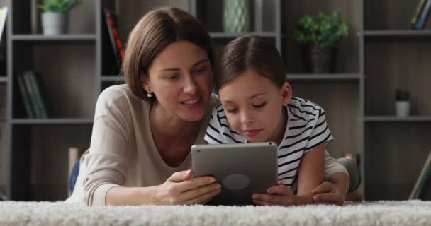 Sevgili anne ve kızını yakından çek ve tablet kullanarak eğlen. — Stok video