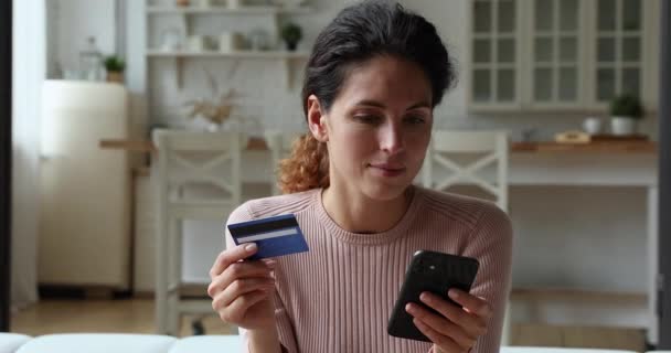 Donna in possesso di carta di credito e cellulare sperimenta problemi con il pagamento elettronico — Video Stock