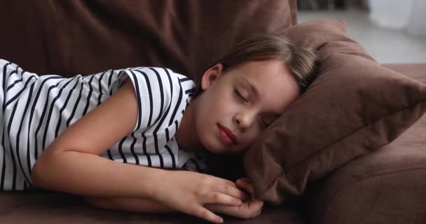 Slapen op bank schattig klein meisje close-up uitzicht — Stockvideo