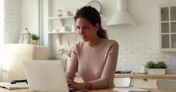 Mujer sentarse en la mesa de trabajo de mensajes de texto en el ordenador portátil — Vídeos de Stock