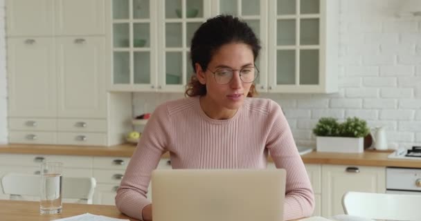 Жінка використовує ноутбук читання електронної пошти святкування великих новин можливість отримати — стокове відео