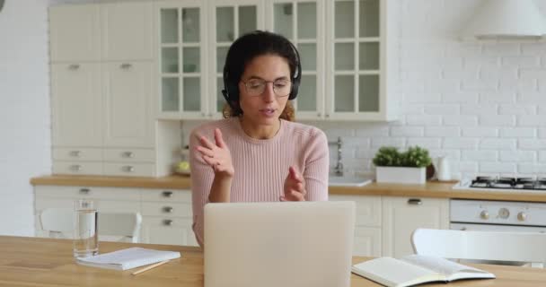 Empresária usar fone de ouvido falar com colega resolver negócio usar videocall — Vídeo de Stock