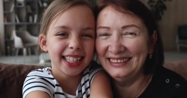 Close up rostos felizes de avó mais velha e neta pouco — Vídeo de Stock