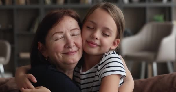 Zbliżenie portret kochającej babci przytulającej małą wnuczkę — Wideo stockowe
