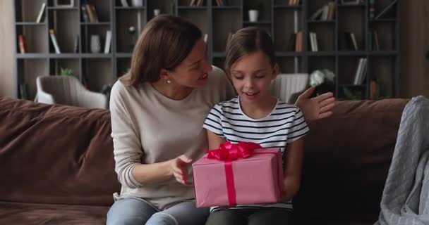 Amorosa joven madre hace sorpresa para la pequeña hija — Vídeo de stock