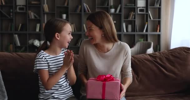 Hijita felicita a madre joven Día Internacional de la Mujer — Vídeo de stock